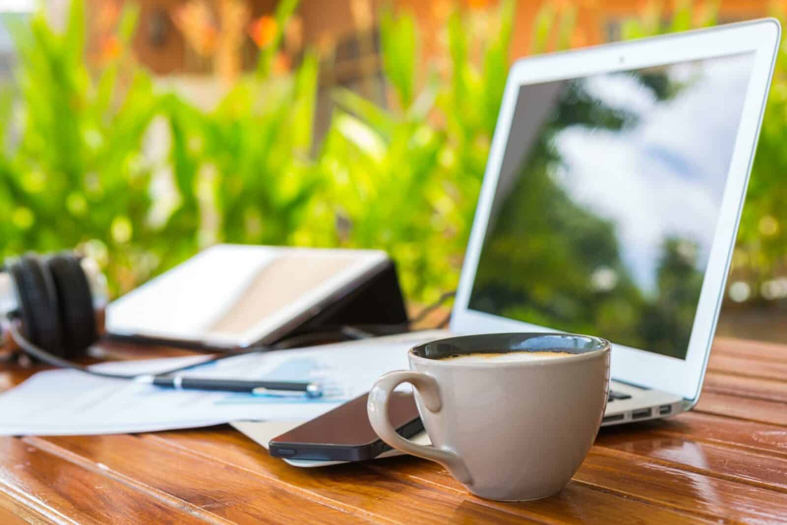 Mehr über den Artikel erfahren Homeoffice & Remote Arbeiten: Die Zukunft der Arbeit verstehen und gestalten